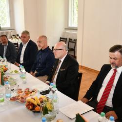 Bylo by škoda rušit takové zařízení, jakým je Dětská psychiatrická nemocnice Opařany na Táborsku. Shodli se na tom hejtman Jihočeského kraje Martin Kuba a ministr zdravotnictví Vlastimil Válek. 