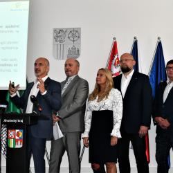 Podpořit Jihočechy s nízkými příjmy. Konkrétně rodiny s dětmi, seniory nebo invalidní důchodce. To je hlavním cílem Programu na podporu Jihočechů ohrožených kombinací vysoké inflace a nárůstu cen energií pro podzim a zimu 2022-23. Ve čtvrtek 28. července tento krajský projekt představil hejtman Martin Kuba společně se všemi koaličními partnery.