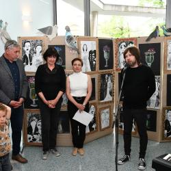 Umění kvete v každém věku. Přesvědčit se o tom mohou všichni, kdo přijmou pozvání do hlavní budovy Jihočeského kraje. Ve druhém a třetím patře zde mají možnost obdivovat výtvarná díla žáků ZUŠ B. Jeremiáše v Českých Budějovicích a studentů Akademie III. věku. 