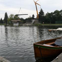Stavba mostu v Týně nad Vltavou pokračuje montáží nosníků.