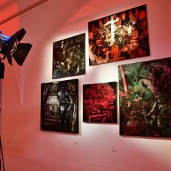 Alšova jihočeská galerie zahájila novou výstavní sezonu v Zámecké jízdárně v Hluboké nad Vltavou projektem „Oko, za oko, zub za zub!“ slovenského umělce Martina Gerboce.