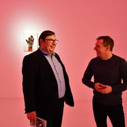 Alšova jihočeská galerie zahájila novou výstavní sezonu v Zámecké jízdárně v Hluboké nad Vltavou projektem „Oko, za oko, zub za zub!“ slovenského umělce Martina Gerboce.