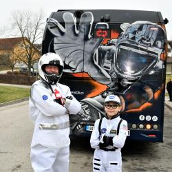 Dnes vyjel nově do ulic Českých Budějovic autobus MHD, který je doslova pojízdným uměleckým dílem. Ručně pomalovaný je nejen zvenku, ale i uvnitř. Zadavatelem díla je Hvězdárna a planetárium České Budějovice a autobus slouží jako pojízdný billboard.