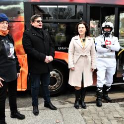 Dnes vyjel nově do ulic Českých Budějovic autobus MHD, který je doslova pojízdným uměleckým dílem. Ručně pomalovaný je nejen zvenku, ale i uvnitř. Zadavatelem díla je Hvězdárna a planetárium České Budějovice a autobus slouží jako pojízdný billboard.