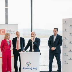 Generální ředitel Rolls-Royce SMR  - Chris CHOLERTON, hejtman Jihočeského kraje Martin KUBA a ředitel divize jaderná energetika a člen představenstva Skupiny ČEZ - Bohdan ZRONEK.