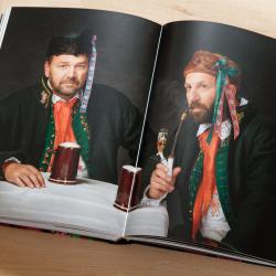 Výstava představuje výběr fotografií autora Václava Šilhy z knihy Tradice v obrazech, kterou se svým týmem spolupracovníků vydal v roce 2024. 