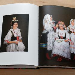 Výstava představuje výběr fotografií autora Václava Šilhy z knihy Tradice v obrazech, kterou se svým týmem spolupracovníků vydal v roce 2024. 