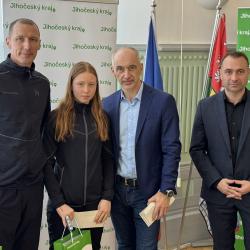 Hejtman Kuba a náměstek Štojdl ocenili medailisty z her XI. zimní olympiády dětí a mládeže ČR.