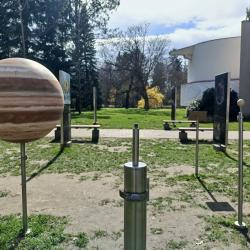 Na podzim zmizela od hvězdárny planeta Země. Odcizit celou planetu není jen tak, a tak vzbudil tento čin nebývalou pozornost. Jednalo se sice jen o model velikosti 7 cm, ručně malovaná Země však zmizela beze stopy a návštěvníkům pak jejich nejoblíbenější planeta velmi chyběla. 