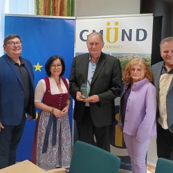 Poděkování panu Štanglovi za přeshraniční spolupráci (zldopr): Pavel Hroch, předseda MAS Střední Povltaví a předseda ERSN, federální radní Rakouska a starostka Margit Göll, předsedkyně ERSN, starostka Moorbad Harbach, Ing. František Štangl, 1. místopředseda ERSN, Jihočeské muzeum v ČB, Sylvia Hysek, vedoucí pro Interreg a Euregio v NÖ.Regional & Sekretariát ERSN, starosta Eduard Köck, místopředseda ERSN & starosta města Thaya.