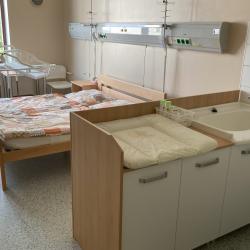 Oddělení šestinedělí strakonické nemocnice má nově k dispozici další nadstandardní pokoj. Ke dvěma stávajícím, které od roku 2013 slouží rodinám s novorozencem, přibyl třetí. Vznikl úpravou původního standardního pokoje tak, aby nabízel více soukromí a pohodlí pro maminku, dítě i jejich doprovod.
