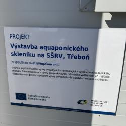 Střední škola rybářská a vodohospodářská Jakuba Krčína v Třeboni dokončila a zprovoznila unikátní aquaponický skleník, který kombinuje chov ryb a pěstování rostlin s využitím moderních, udržitelných technologií.