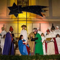 Advent patří v jižních Čechách mezi nejkrásnější období roku. Ulice i náměstí se rozsvěcují světýlky, vůně punče a perníčků láká do centra měst a sváteční atmosféra dýchá z každého koutu.