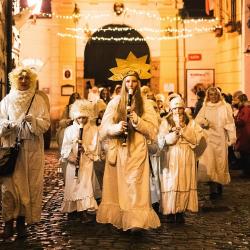 Advent patří v jižních Čechách mezi nejkrásnější období roku. Ulice i náměstí se rozsvěcují světýlky, vůně punče a perníčků láká do centra měst a sváteční atmosféra dýchá z každého koutu.