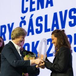 Olympijský festival Milano Cortina 2026 - České Budějovice. Předání Ceny Věry Čáslavské Barboře Strýcové (Foto: ČOV / Léa Decroix).
