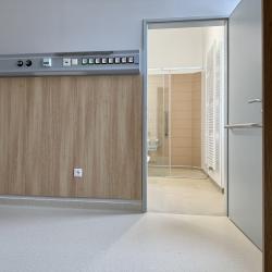 Hospitalizace na Interním oddělení Nemocnice Písek bude nyní pro pacienty komfortnější. Už během února jim budou k dispozici nová lůžka v moderně vybavených pokojích. Nové zázemí mají na první interní lůžkové stanici ve druhém podlaží Pavilonu E, které je čerstvě po rekonstrukci.  