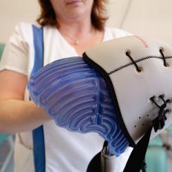Nemocnice České Budějovice, a.s., rozšířila spektrum podpůrné onkologické péče o moderní chladicí systém PAXMAN. Speciální silikonová čepice během chemoterapie ochlazuje pokožku hlavy a výrazně snižuje riziko ztráty vlasů, typického nežádoucího účinku léčby.