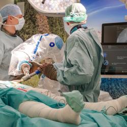 Ortopedické oddělení Nemocnice České Budějovice, a.s., učinilo další významný krok v modernizaci operační péče. Po úspěšném zavedení roboticky asistovaných operací totálních náhrad kolenního kloubu rozšířilo své operační spektrum o další špičkový výkon – roboticky asistovanou totální náhradu kyčelního kloubu.