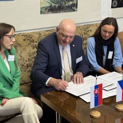 Vyšší odborná škola a Střední průmyslová škola ve Volyni znovu potvrdila, že patří mezi špičková vzdělávací pracoviště v oblasti dřevařství a stavebnictví. Ve dnech 31. března až 1. dubna 2026 se zde uskutečnil již 27. ročník mezinárodní odborné konference Dřevostavby, na které se setkali odborníci, pedagogové i studenti z devíti zemí – Česká republika, Finsko, Francie, Kanada, Litva, Norsko, Rakousko, Slovensko a Švýcarsko.