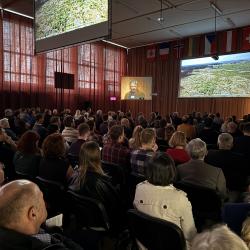 Vyšší odborná škola a Střední průmyslová škola ve Volyni znovu potvrdila, že patří mezi špičková vzdělávací pracoviště v oblasti dřevařství a stavebnictví. Ve dnech 31. března až 1. dubna 2026 se zde uskutečnil již 27. ročník mezinárodní odborné konference Dřevostavby, na které se setkali odborníci, pedagogové i studenti z devíti zemí – Česká republika, Finsko, Francie, Kanada, Litva, Norsko, Rakousko, Slovensko a Švýcarsko.