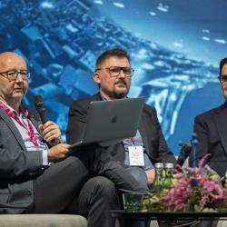 Umělá inteligence se během tří let posunula z oblasti debat a očekávání do každodenní praxe úřadů. Právě tento posun ukázal třetí ročník konference AI ve veřejné správě, kterou Jihočeský kraj uspořádal 23. a 24. dubna 2026 v Alšově jihočeské galerii v Hluboké nad Vltavou.