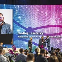 Umělá inteligence se během tří let posunula z oblasti debat a očekávání do každodenní praxe úřadů. Právě tento posun ukázal třetí ročník konference AI ve veřejné správě, kterou Jihočeský kraj uspořádal 23. a 24. dubna 2026 v Alšově jihočeské galerii v Hluboké nad Vltavou.