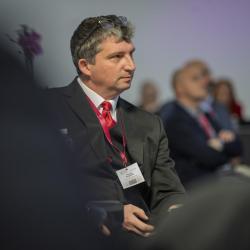Umělá inteligence se během tří let posunula z oblasti debat a očekávání do každodenní praxe úřadů. Právě tento posun ukázal třetí ročník konference AI ve veřejné správě, kterou Jihočeský kraj uspořádal 23. a 24. dubna 2026 v Alšově jihočeské galerii v Hluboké nad Vltavou.