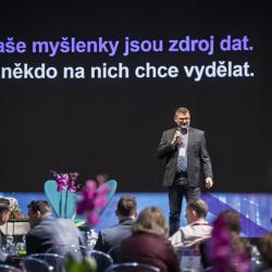 Umělá inteligence se během tří let posunula z oblasti debat a očekávání do každodenní praxe úřadů. Právě tento posun ukázal třetí ročník konference AI ve veřejné správě, kterou Jihočeský kraj uspořádal 23. a 24. dubna 2026 v Alšově jihočeské galerii v Hluboké nad Vltavou.