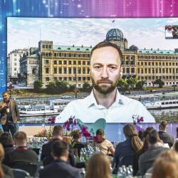 Umělá inteligence se během tří let posunula z oblasti debat a očekávání do každodenní praxe úřadů. Právě tento posun ukázal třetí ročník konference AI ve veřejné správě, kterou Jihočeský kraj uspořádal 23. a 24. dubna 2026 v Alšově jihočeské galerii v Hluboké nad Vltavou.