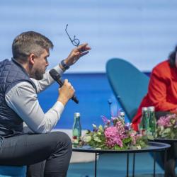 Umělá inteligence se během tří let posunula z oblasti debat a očekávání do každodenní praxe úřadů. Právě tento posun ukázal třetí ročník konference AI ve veřejné správě, kterou Jihočeský kraj uspořádal 23. a 24. dubna 2026 v Alšově jihočeské galerii v Hluboké nad Vltavou.