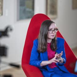 Umělá inteligence se během tří let posunula z oblasti debat a očekávání do každodenní praxe úřadů. Právě tento posun ukázal třetí ročník konference AI ve veřejné správě, kterou Jihočeský kraj uspořádal 23. a 24. dubna 2026 v Alšově jihočeské galerii v Hluboké nad Vltavou.