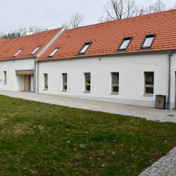 V areálu národní kulturní památky Rodiště Jana Žižky v Trocnově bylo v úterý 14. dubna 2026 slavnostně otevřeno nové Návštěvnické a vzdělávací centrum spolu s muzejně expoziční částí a depozitářem. 