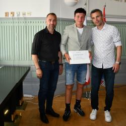 Náměstek hejtmana Jihočeského kraje pro oblast školství David Štojdl dnes přijal mladé fotbalisty kategorie U15 z Akademie SK Dynamo České Budějovice, kteří v uplynulé sezóně dosáhli mimořádného úspěchu.