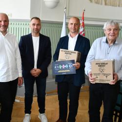 Celkem 1 153 studentů ze 44 středních škol Jihočeského kraje se letos zapojilo do celostátní soutěže HAXAGON Skirmish Czech Republic 2026 zaměřené na informatiku a kybernetickou bezpečnost. Pět jihočeských studentů postoupilo mezi 42 finalistů z celé republiky, což se vedle Prahy a Středočeského kraje podařilo jen Jihočeskému kraji.