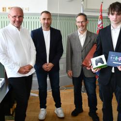 Celkem 1 153 studentů ze 44 středních škol Jihočeského kraje se letos zapojilo do celostátní soutěže HAXAGON Skirmish Czech Republic 2026 zaměřené na informatiku a kybernetickou bezpečnost. Pět jihočeských studentů postoupilo mezi 42 finalistů z celé republiky, což se vedle Prahy a Středočeského kraje podařilo jen Jihočeskému kraji.
