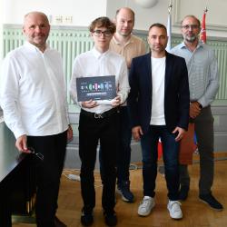 Celkem 1 153 studentů ze 44 středních škol Jihočeského kraje se letos zapojilo do celostátní soutěže HAXAGON Skirmish Czech Republic 2026 zaměřené na informatiku a kybernetickou bezpečnost. Pět jihočeských studentů postoupilo mezi 42 finalistů z celé republiky, což se vedle Prahy a Středočeského kraje podařilo jen Jihočeskému kraji.