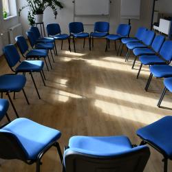 Nové zázemí vzniklo přestavbou objektu na adrese Kněžskodvorská 879/33A. Přesune se sem českobudějovické pracoviště poradny, její ředitelství, Centrum prevence i pracoviště projektu Implementace dlouhodobého záměru Jihočeského kraje.