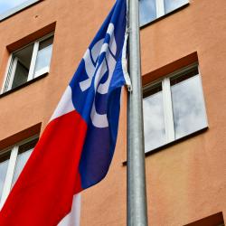 Před budovou Krajského úřadu Jihočeského kraje dnes zavlála sokolská vlajka. Jihočeský kraj si tak i letos připomněl Památný den sokolstva, který připadá na 8. října a připomíná oběti nacistických represí z řad členů Sokola.