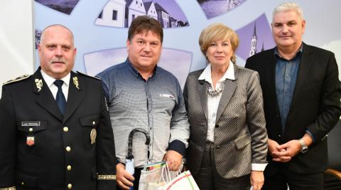 Policejní ředitel Luděk Procházka, výherce Pavel Ševčík, hejtmanka Ivana Stráská a radní Antonín Krák. 