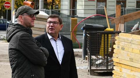 Náměstek hejtmanky Hroch navštívil stavbu nového křídla Jihočeské vědecká knihovny. Doprovázel ho při tom ředitel této krajem zřizované organizace Ivo Kareš.