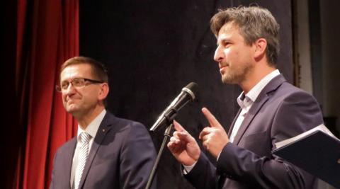 Zemský radní Horního Rakouska Markus Achleitner a 1. náměstek hejtmanky Josef Knot při koncertu k 30. výročí pádu železné opony v Třeboni.