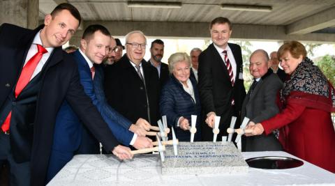 Nemocnice České Budějovice, a.s. slavnostně zahájila přístavbu a přestavbu pavilonu CH. Slavnostní poklepání na základní kámen.
