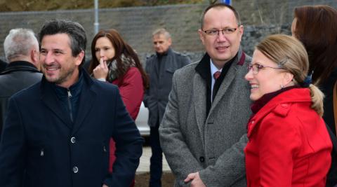 První náměstek hejtmanky Josef Knot před slavnostním otevřením nového parkoviště před píseckou nemocnicí.