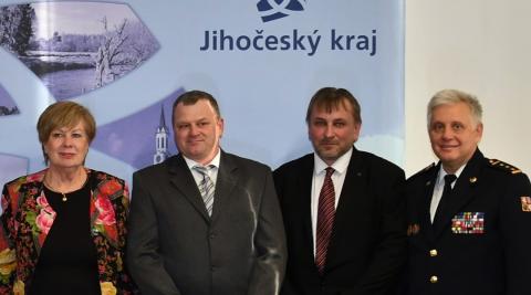 Předvánoční čas využila hejtmanka Ivana Stráská k tradičnímu poděkování „Dobrým andělům“.Během půlhodinového setkání hejtmanka ocenila dva muže, kteří neváhali a svým pohotovým zásahem zachránili lidský život. Zleva: hejtmanka Ivana Stráská,  Vasil Salaba, David Slepička a ředitel HZS JčK Lubomír Bureš.