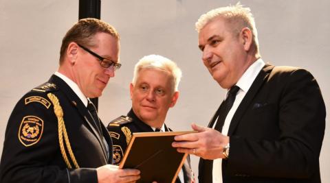 Benefice byla velkým poděkováním všem, kteří se na záchraně životů a odstraňování následků neštěstí v Lenoře podíleli. Zcela vpravo radní Antonín Krák, uprostřed Lubomír Bureš, ředitel HZS Jihočeského kraje.