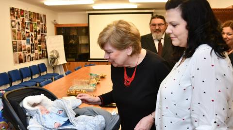 Hejtmanka Stráská přivítala první jihočeské miminko roku 2020.