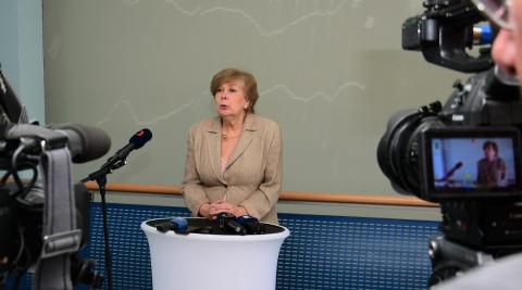 Hejtmanka Ivana Stráská během briefingu po setkání pracovní skupiny. Krajský úřad Jihočeského kraje, 2. 3. 2020.