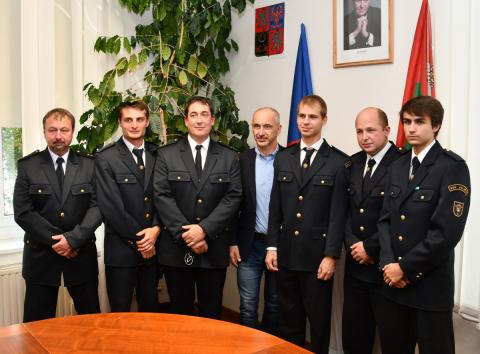 Družstvo JSDHO Velešín a hejtman Martin Kuba.