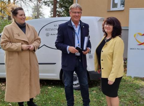 Na fotografii zleva: Mgr. Petra Kurschová - zakladatelka Nadačního fondu Srdce pro Strakonice, MUDr., Bc. Tomáš Fiala, MBA - ředitel Nemocnice Strakonice, a.s., Pavla Emma Maradová - ředitelka Nadačního fondu Srdce pro Strakonice. 