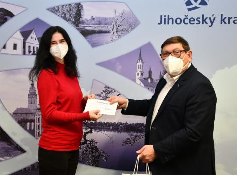 Nejhezčí foto hradu či zámku ERDV poslala Linda Pluchová z Českých Budějovic. Cenu předal náměstek Pavel Hroch.